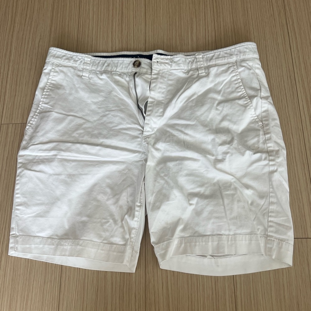 crown & ivy White Men's Flat Front Cotton Shorts